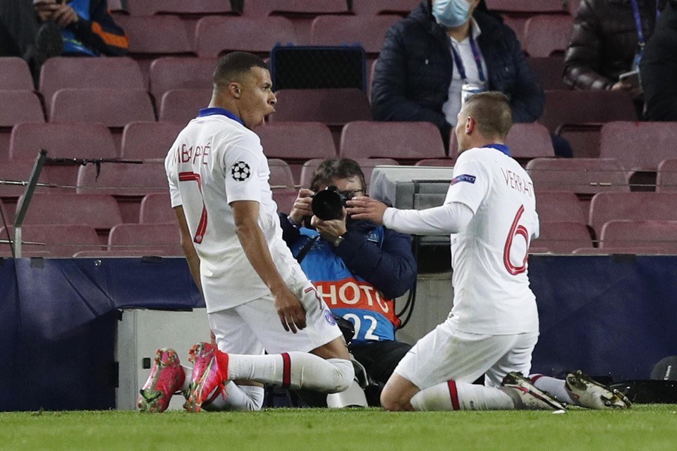 Zie je wel dat ik ook Europees kan scoren, lijkt Kylian Mbappé wel te zeggen nadat hij het eerste van zijn drie doelpunten tegen de netten heeft geprikt. De Fransman lag de jongste maanden wat onder vuur omdat hij op het Europese front nauwelijks de weg naar de netten vond.