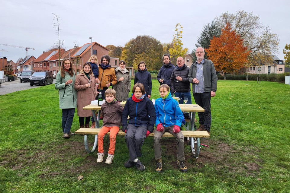 De initiatiefnemers van Heldenhuis Herentals hebben de eerste van zes picknickbanken verankerd op het groene speelpleintje in de Zavelstraat. 