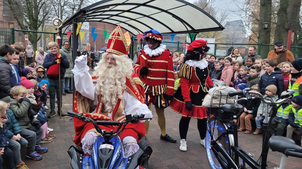 Sinterklaas kwam op de quad de schoolpoort binnen gereden. De pieten kozen voor een tandem. 
