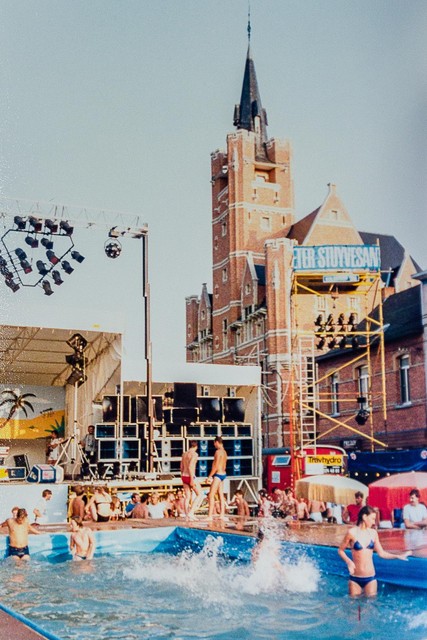 De Rio organiseerde tal van legendarische feestjes, waaronder de beachparty in 1983.