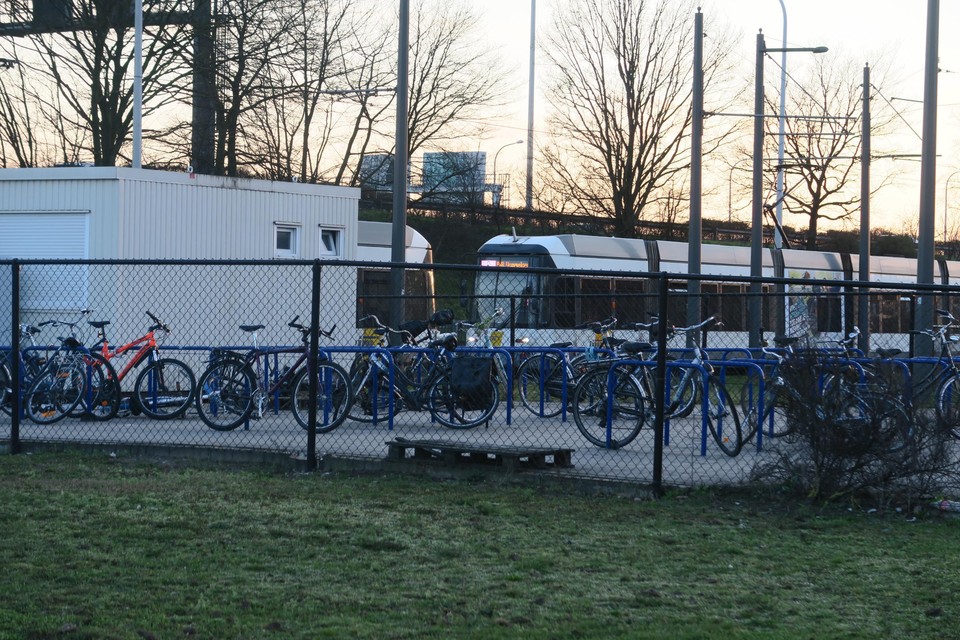 De onbeschutte en nog  beperkte fietsenstallingen op de Park and Ride in Wommelgem vandaag. Daar komt dit najaar verandering in.  