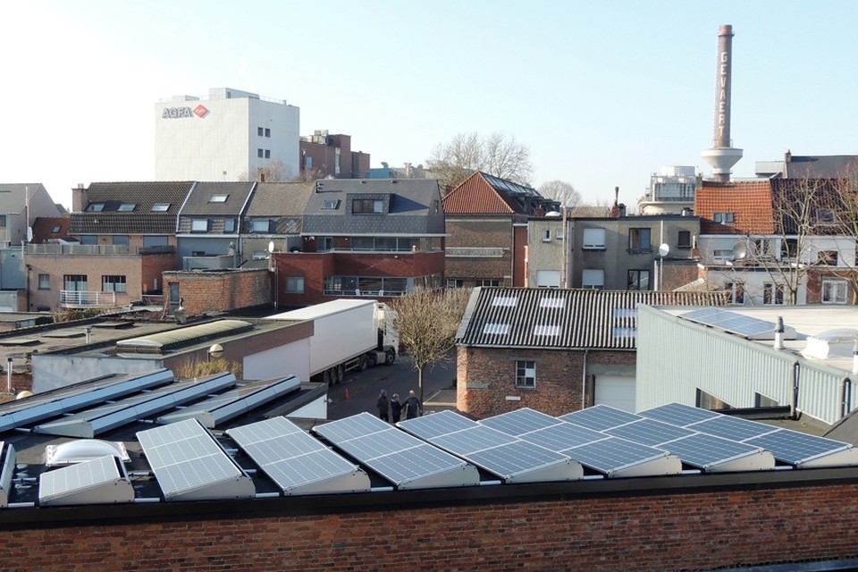 Een zonnedak in Mortsel. Iets soortgelijks zou je veel meer moeten zien in de stad Antwerpen. 
