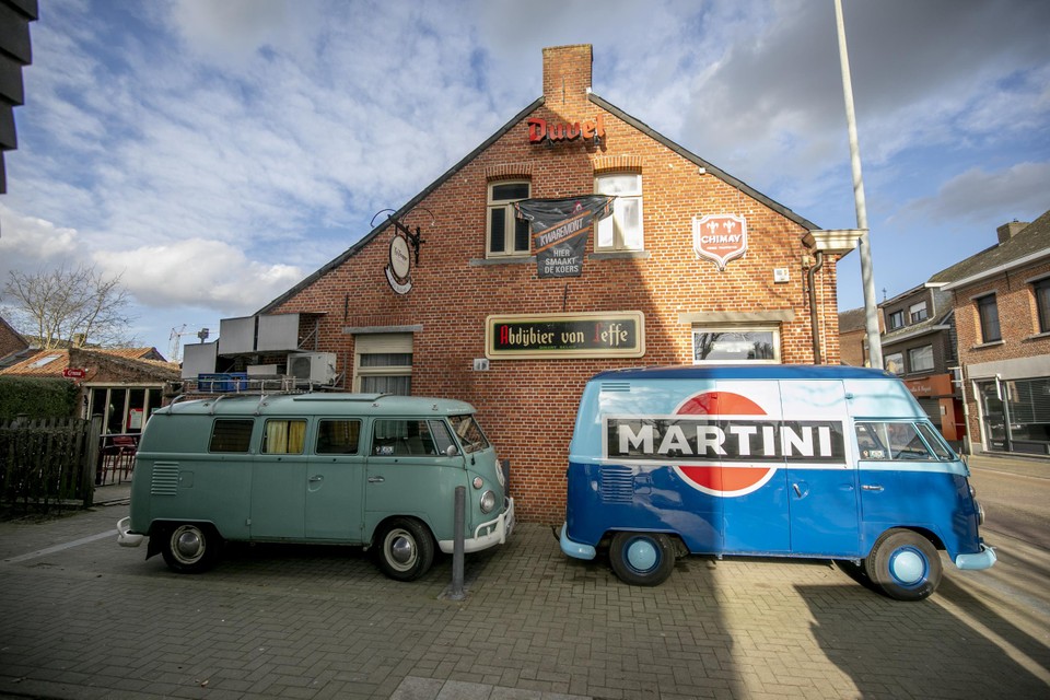 De busjes aan Café De Welkom.