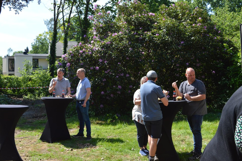 Na afloop kon iedereen een frietje en drankje halen.