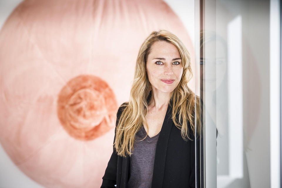 Laura De Coninck maakte voor het afstudeerproject als geurkunstenaar een grote pluche borst die de geur van moedermelk verspreidt.