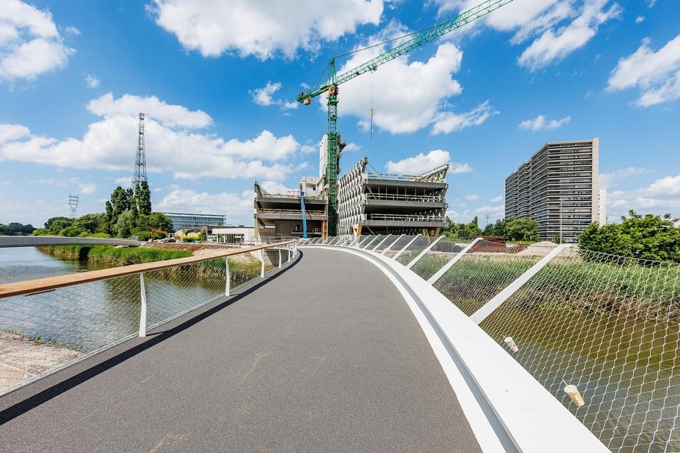 De nieuwe fiets- en voetgangersbrug verbindt het Rode Kruisplein met parking Keerdok en winkelpark Malinas. 