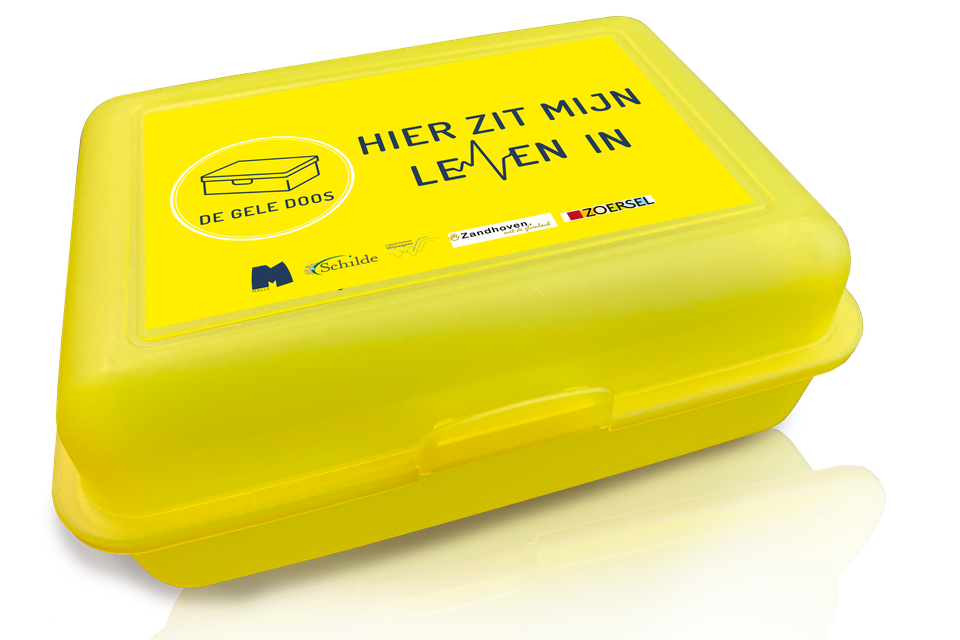 Dit is de gele doos die tachtigplussers straks mogen ophalen, maar wel zelf moeten vullen met essentiële informatie.