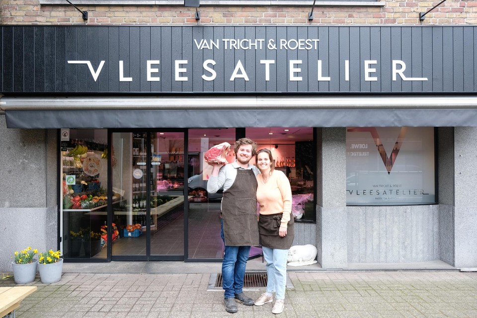 Tom en Rosalie bij hun nieuwe zaak.