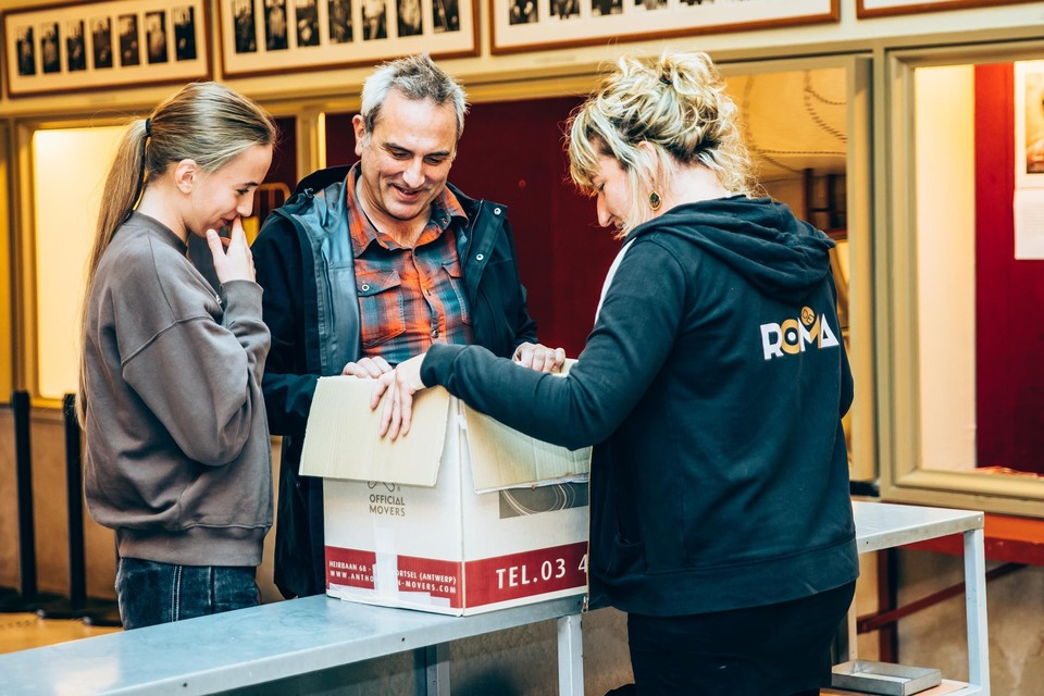Sympathisanten brengen keukenspullen binnen.