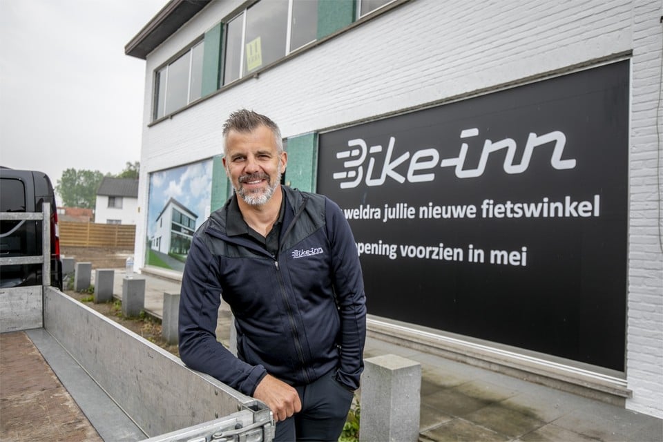 Bike-inn-zaakvoerder Dirk Verherstraeten voor de gevel van zijn gloednieuwe fietsenzaak.