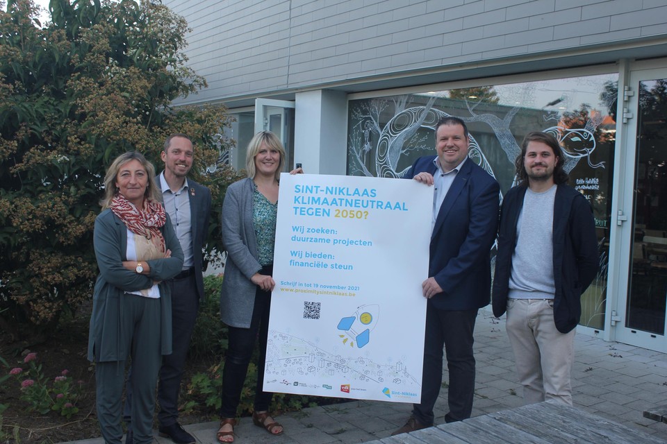 Melissa Bongi en Wout De Meester houden een poster van Proximity vast, omringd door enkele partners (Ingrid Vennens van Avansa, Frederik Matthijs van Vdk Bank en Gerben Van Schoote, klimaatdeskundige bij de stad, vlnr.).