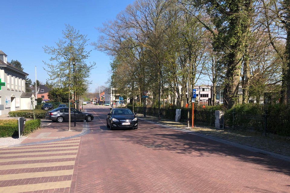 In de Schoolstraat in Vosselaar mag het verkeer vanaf eind mei enkel nog richting de verkeerslichten rijden. Op deze manier zou er meer ruimte moeten zijn voor fietsers en voetgangers.