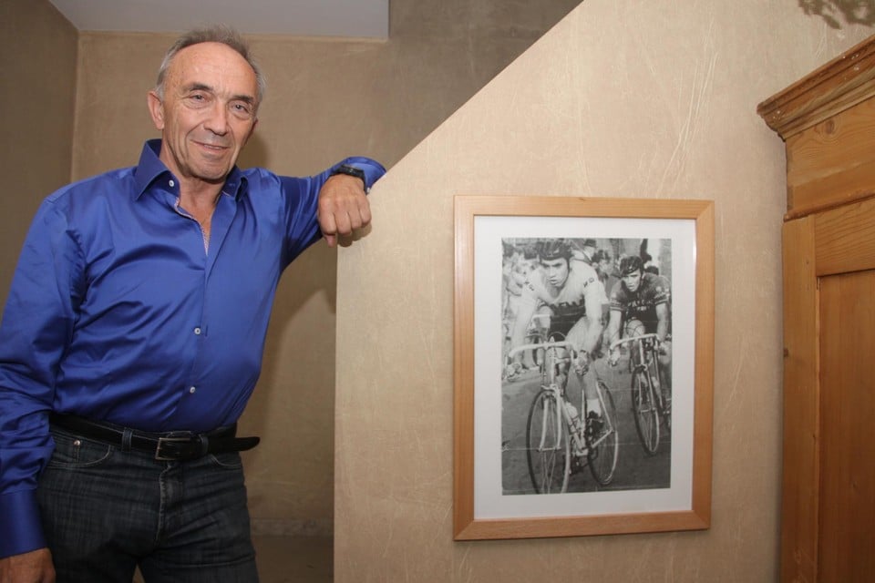 Jan Van Nueten was drie jaar prof. In zijn toenmalige woning in Olen herinnert een foto aan die periode. Jan in het wiel van Eddy Merckx.  