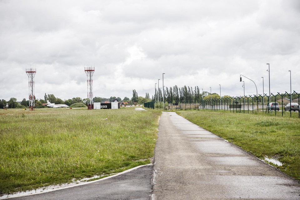 Een paar 100 meter van deze perimeterweg is onvergund aangelegd in wat officieel landbouwgebied is.