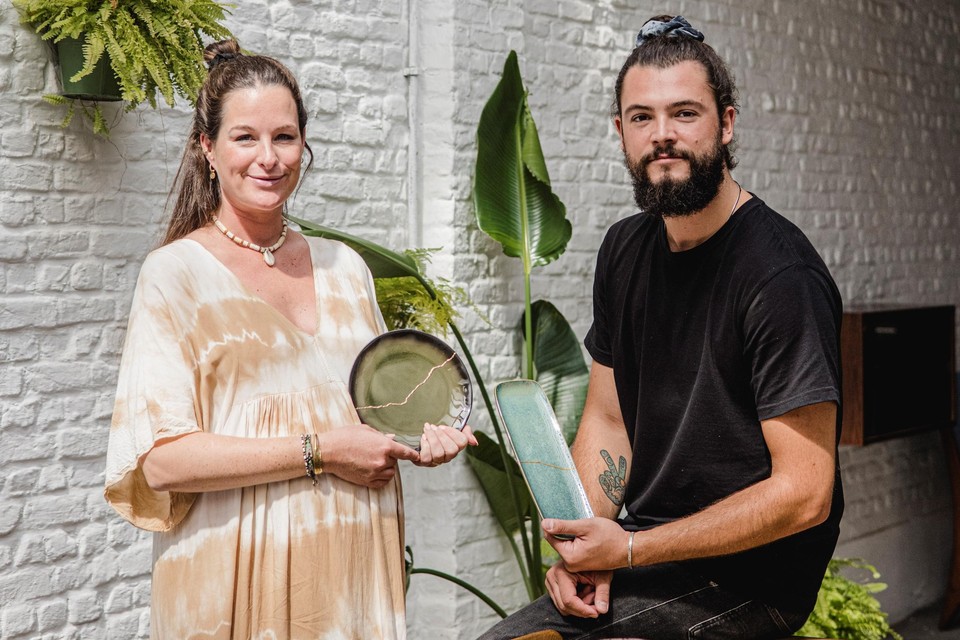 Sebastiaan en Chloé tonen enkele voorwerpen die met de kintsugi-techniek zijn hersteld.