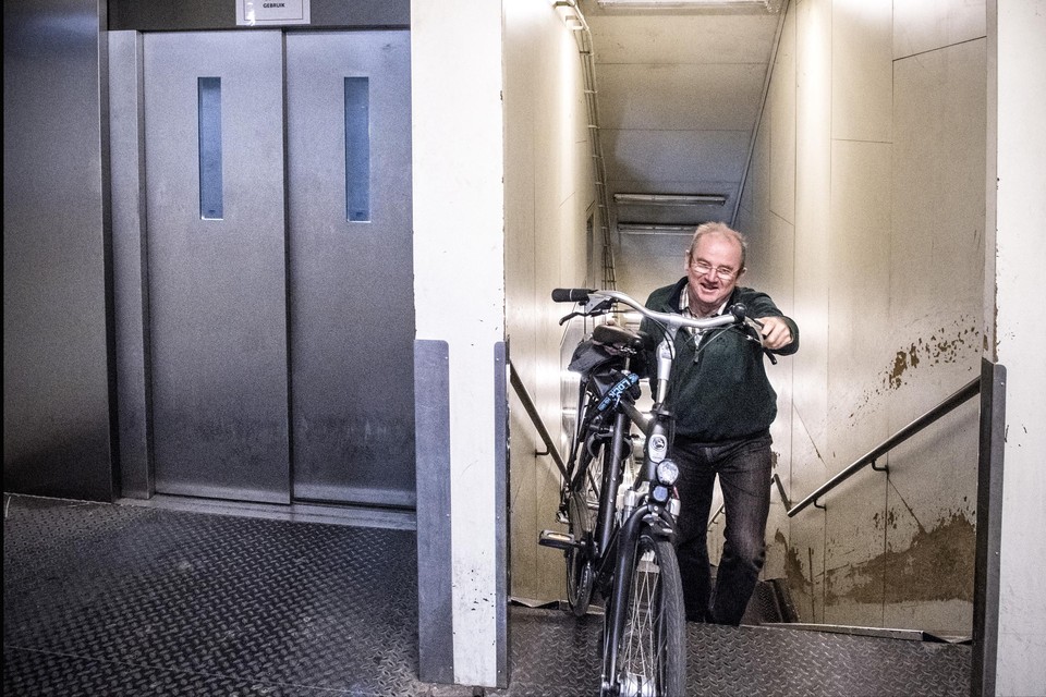 De lift van de fietserstunnel aan de rechteroever is opnieuw buiten werking. De trappen nemen is de enige oplossing, al wordt dat afgeraden. (archiefbeeld)