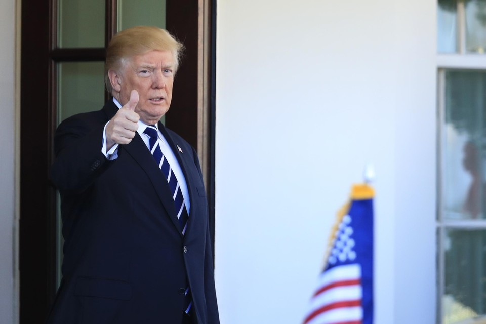 Met de duim omhoog of omlaag kan Trump als een Romeinse keizer beslissen over politieke carrières. Voor 43 Republikeinse senatoren gaf dat zaterdag de doorslag.