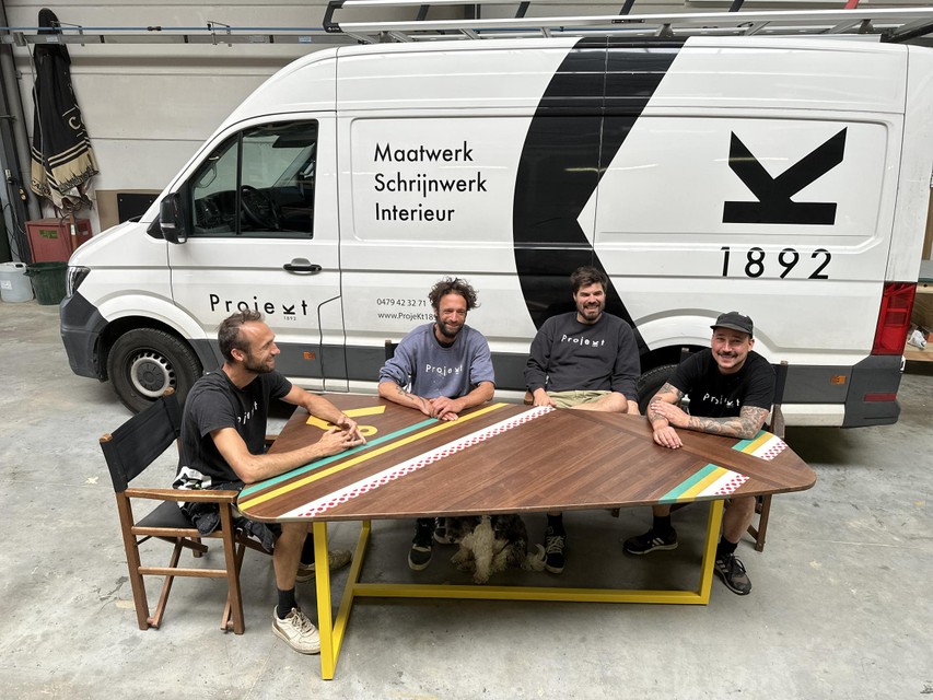 De programmamakers contacteerden ProjeKt 1892 om de tafel te ontwerpen en te realiseren.