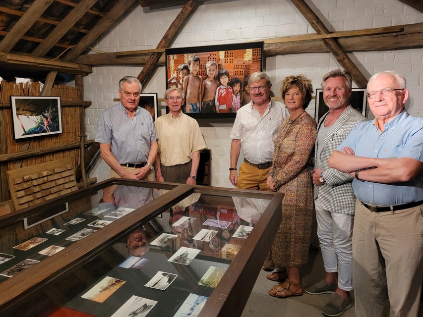 De Vrienden van Museum Rupelklei zien in de foto’s van Anita Ory (vierde van links) veel gelijkenissen met de Terhaagse geschiedenis.  