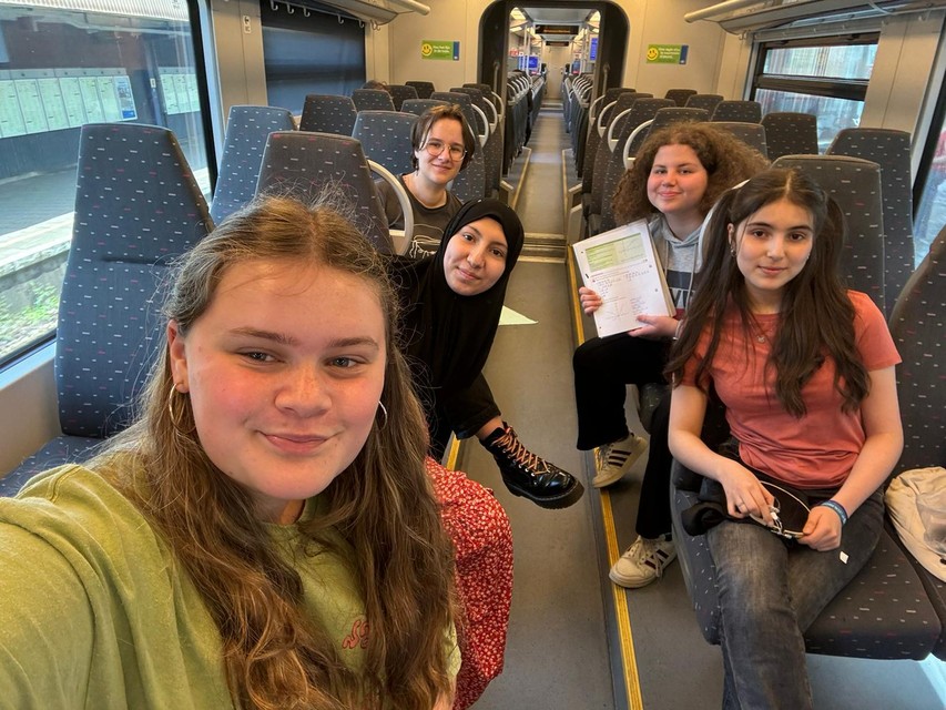 Vijf scholieren vertrokken vanuit Antwerpen, onderweg kwamen er steeds meer bij. Lore zit al klaar met haar studieboeken want studeren: dat moest deze keer op de trein.