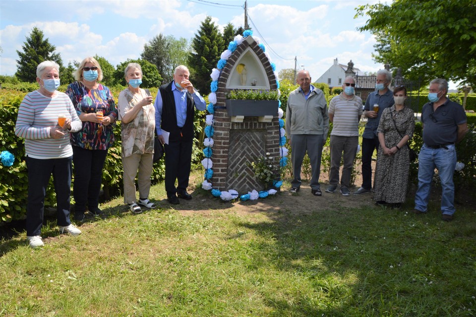 Rit Peeters (uiterst links) met haar familie en Siska.