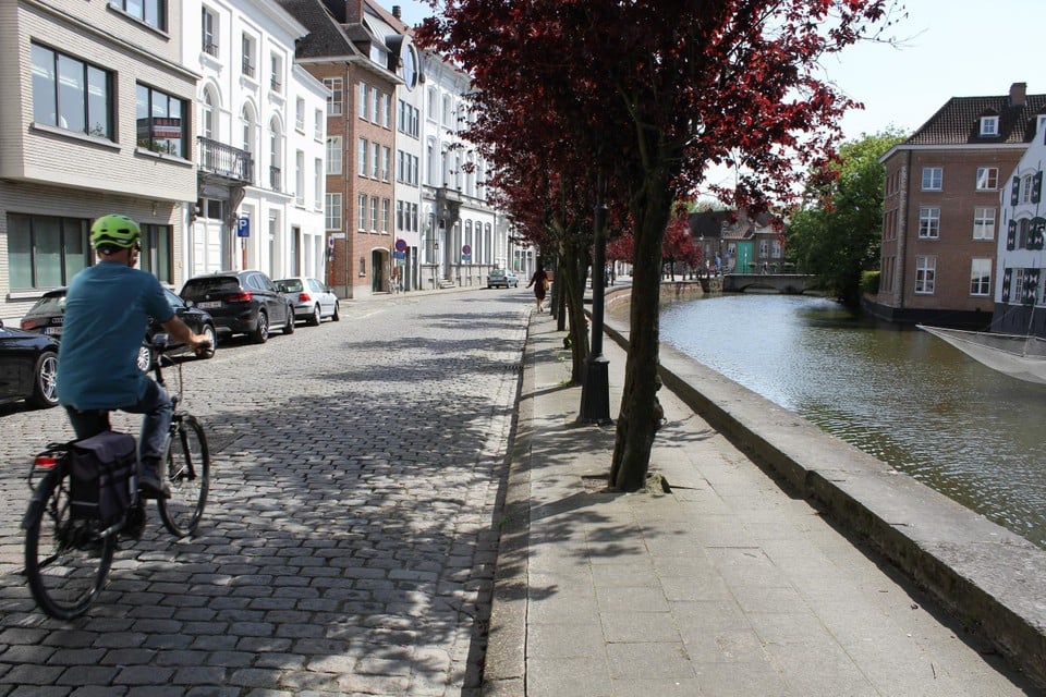 De Werf, in de binnenstad van Lier, krijgt langs de Binnennete een trottoir van minimaal 3 meter.