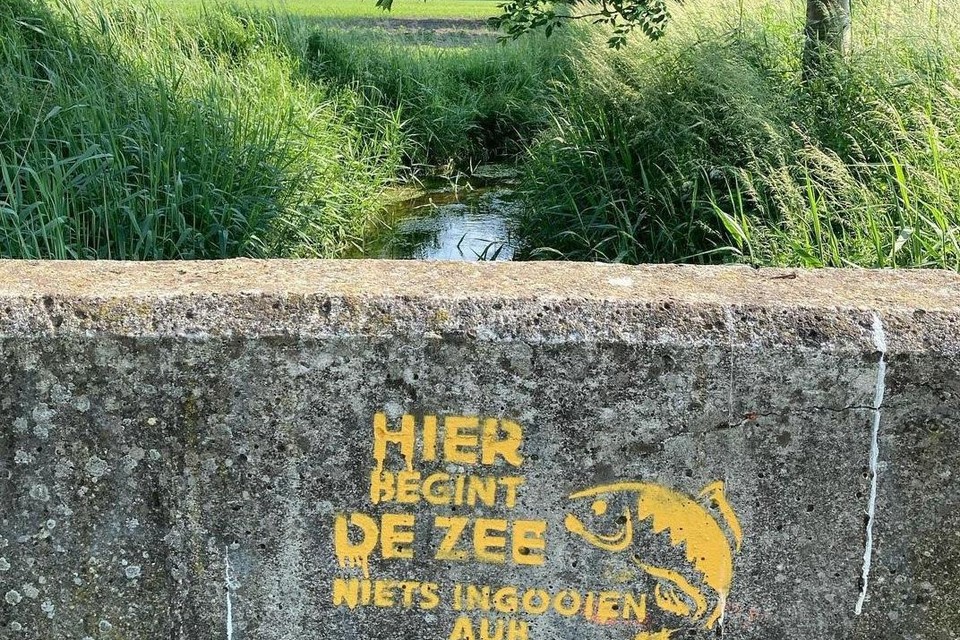 Ook op het betonnen bruggetje achter het waterzuiveringsstation van Poppel schilderde de gemeente een sensibiliserende spreuk.