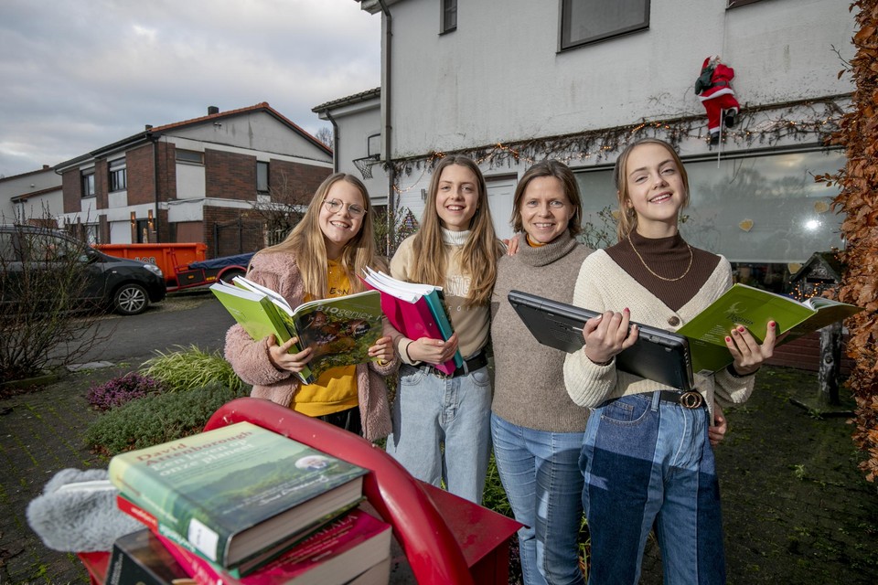 Norah Francken, Ella Francken, mama Ingrid Somers en Louise Francken.