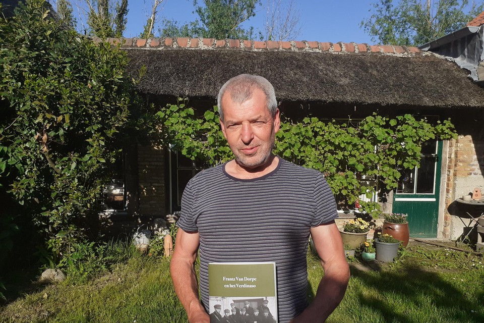 Jan Creve ploos de archieven van oud-burgemeester Frantz Van Dorpe uit.