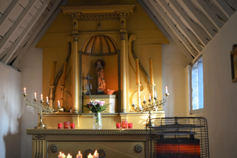 Het altaar met de heilige Antonius met zijn varkentje.  