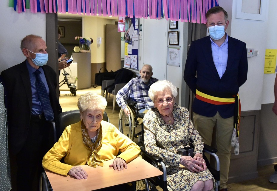 Burgemeester Vandersmissen kwam de twee Mechelse eeuwelingen in de bloemen zetten.