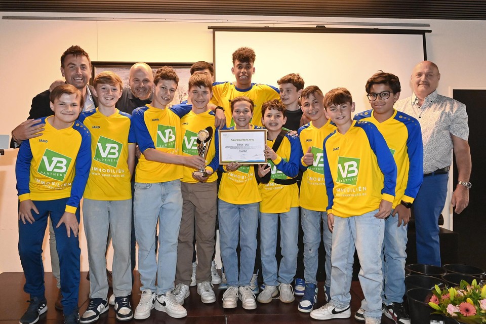De U13-bekerwinnaars van Kon Voetbalclub Wijnegem met hun coaches:.