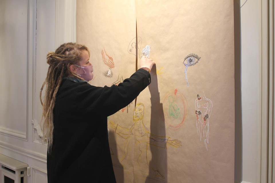 Bezoekers aan de expo kunnen een vragenlijst over pijn invullen, waarna Wikke op basis van die antwoorden een tekening per persoon maakt.