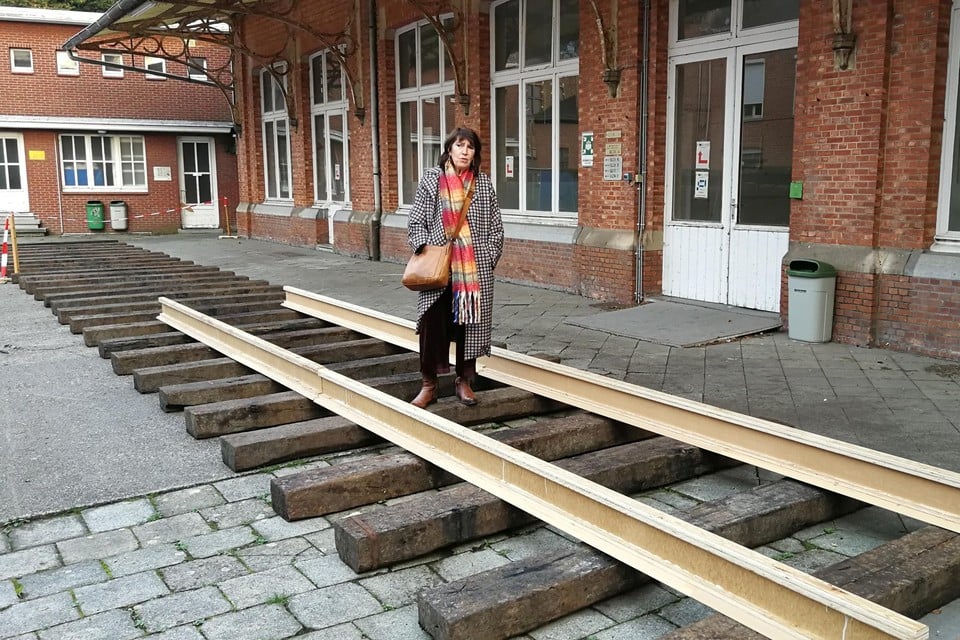 Actrice Assunta Geens brengt de theatermonoloog op de oude speelplaats van het Francescopaviljoen, die er plots als een station uit ziet.