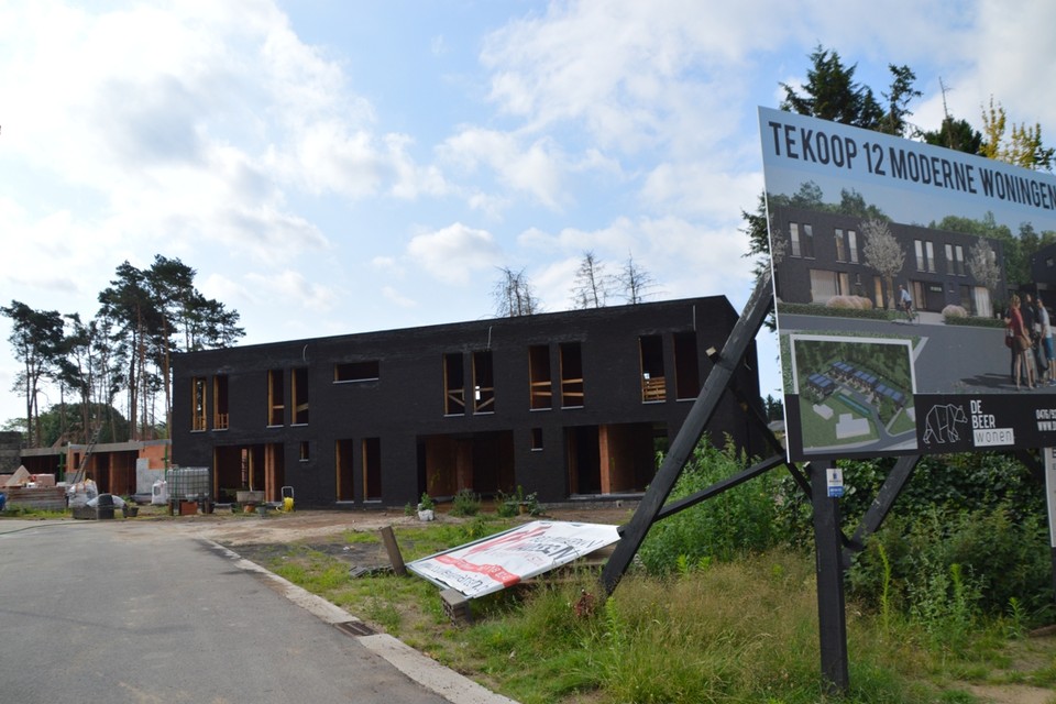 De halfopen bebouwingen aan de Tuimelaar van een privé-projectontwikkelaar, waarvan op drie huizen in het kader van ‘betaalbaar wonen’ een korting van 20% op de grondprijs wordt gegeven. Maar zelfs dan kosten ze meer dan 400.000 euro.