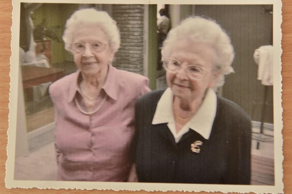 Magda (links) enkele jaren geleden samen met haar zus Laura, die 103 werd. 
