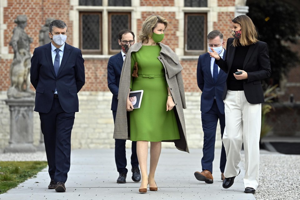 Kristl Strubbe (rechts) bij het bezoek van Koningin Mathilde aan Museum Hof van Busleyden.