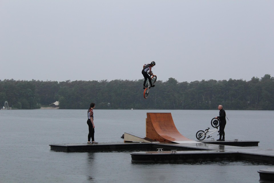 BMX’ers duiken de zeilvijver in