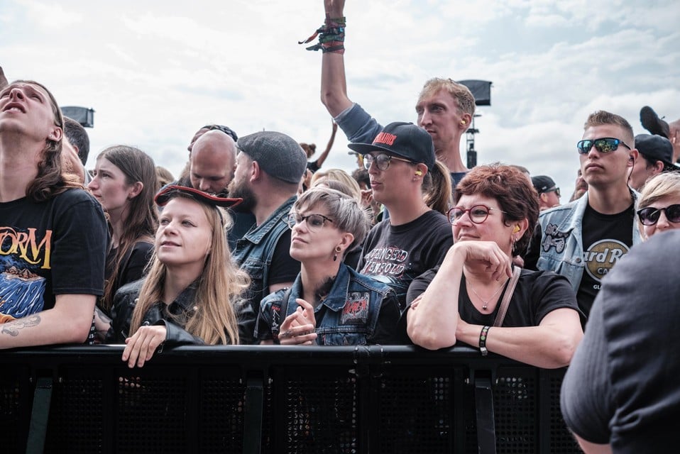 Rani en haar mama Carine staan op de eerste rij bij het optreden van Alestorm op Graspop. 