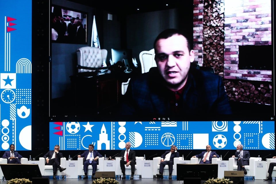 Huidig AIBA-voorzitter Umar Kremlev tekende enkele dagen geleden aanwezig voor een videocall tijdens een plenaire zitting in Rusland.