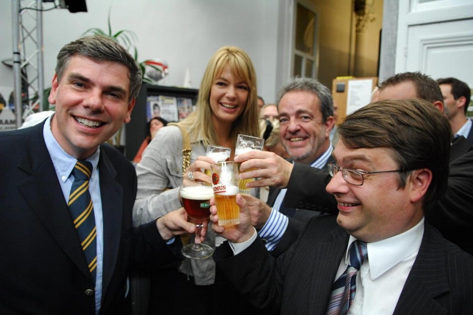 2007: feest bij het Vlaams Belang, met Filip Dewinter, Anke Van dermeersch, Gerolf Annemans en Jan Penris. Die laatste kijkt de laatste tijd een beetje té diep in het glas en trekt zich voor onbepaalde tijd terug uit de politiek. 