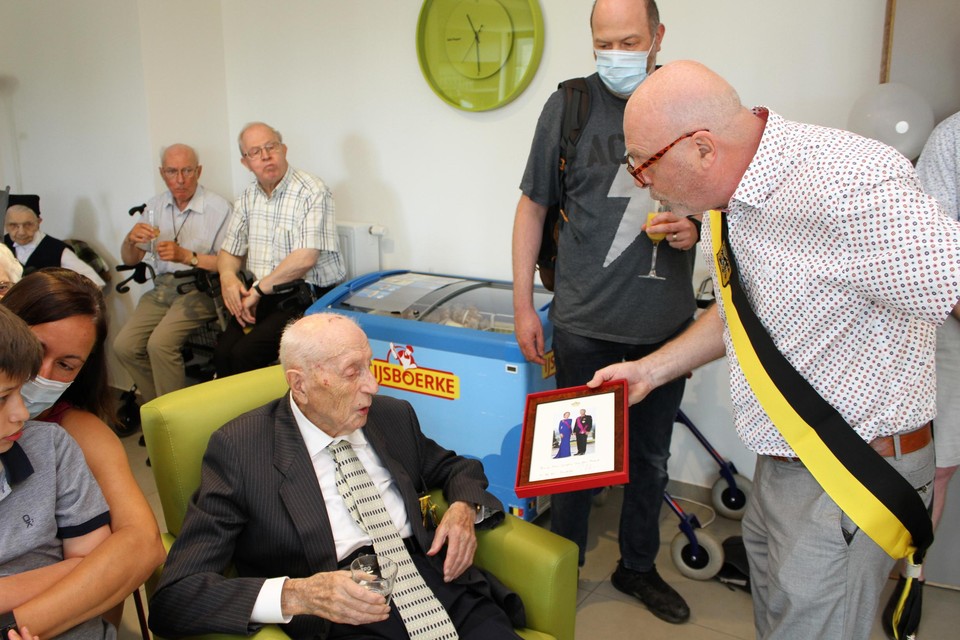 Marcel Van den Broeck krijgt van schepen Willy Beullens een foto van het koningspaar. 