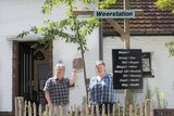 thumbnail: Mieke en haar zoon Gert bij hun bijzonder weerstation met kei.