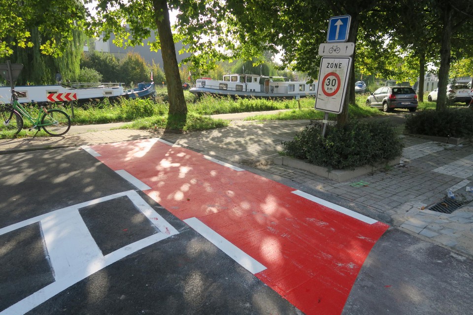 Ook de oversteek van de Alfons Verdijckstraat ter hoogte van de vaart, hebben fietsers nu een duidelijk gemarkeerd fietspad langs de Hendrik Consciencestraat. 