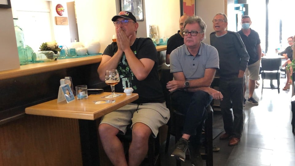 Het was nagelbijten tot op het laatst in staminee De Crawaett in Lille tijdens het WK tijdrijden in Brugge.