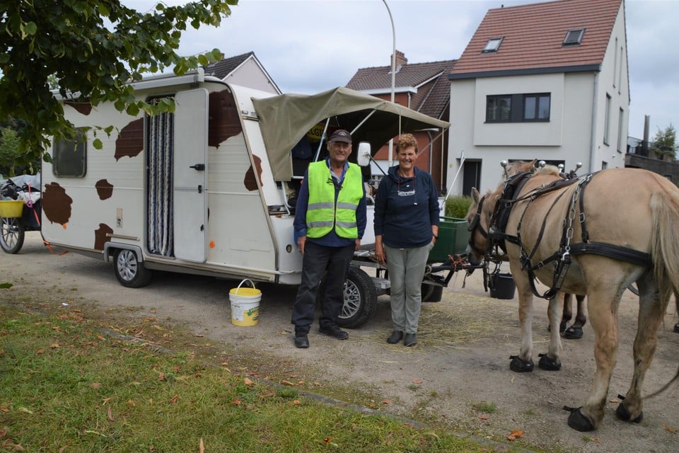 Toon en Carina Maandonks met hun caravan en fjorden die ze even uitspanden tijdens hun middagpauze in Pulderbos.