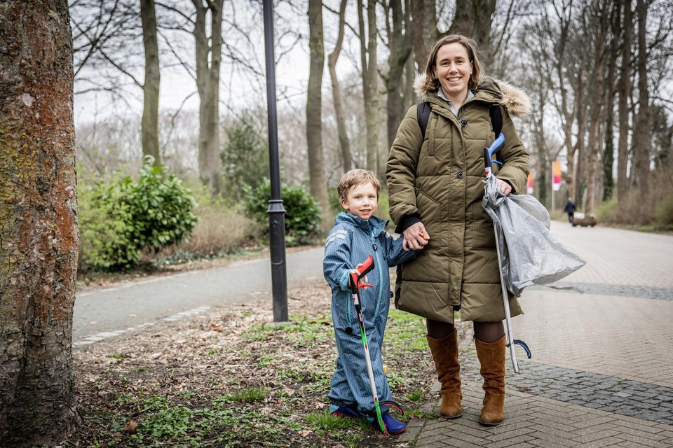 Liesbeth-Ann en zoontje Hidde gingen enthousiast aan het opruimen.