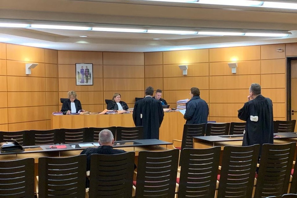 Beklaagde Y.B. kreeg een jaar cel voor de verkoop van handgels die al zeven jaar over datum waren.