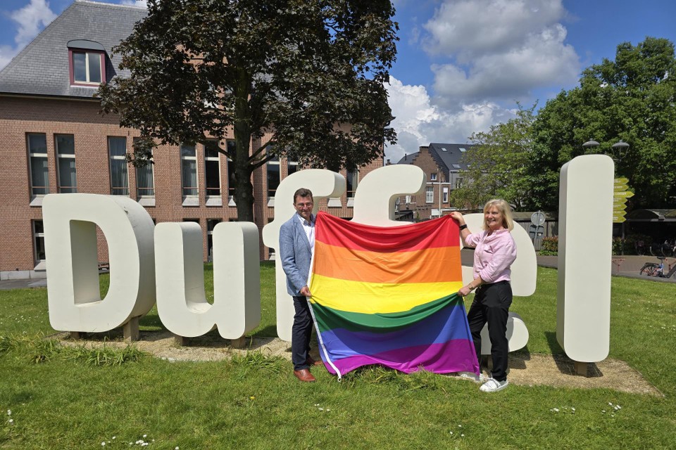 Luc Van Houtven en Lili Stevens met de regenboogvlag.