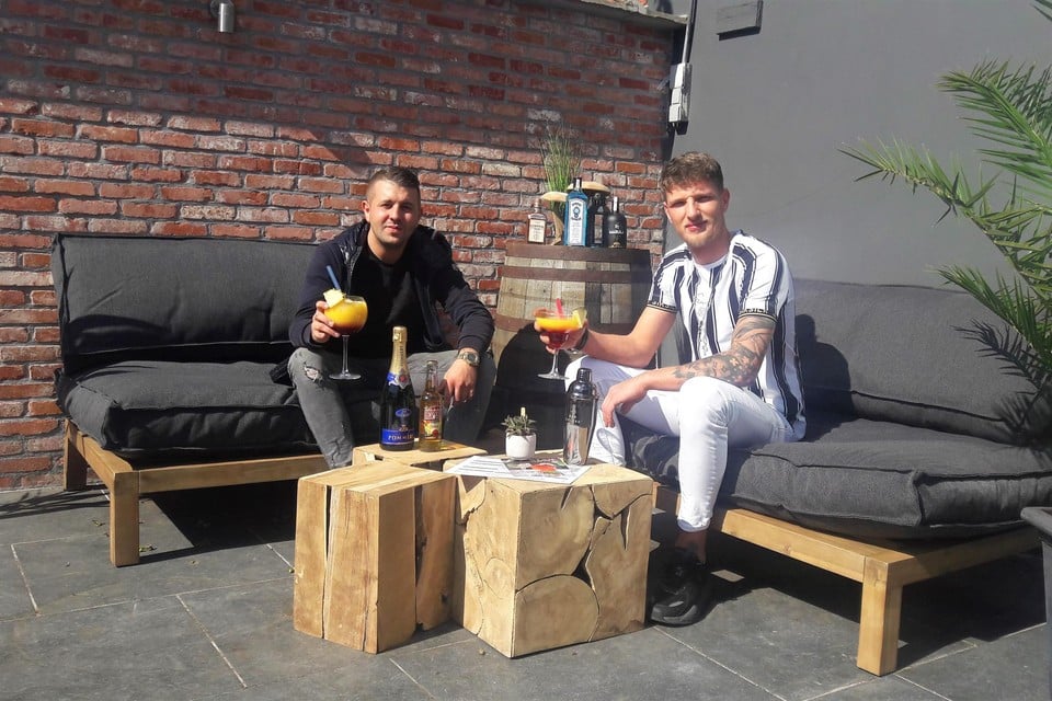 Junior Scheurweghs en Chass Van Eetvelde op hun terras.